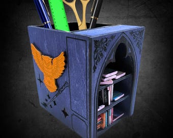 Wizard Bookshelf Desk Organizer, Pen Holder Cup – Wood Engraved with Owl, Stars & Tiny Books – Magical Gift for Fantasy Lovers