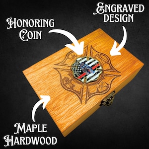 K&ouml;nnte beinhalten: Eine Holzkiste mit einem gravierten Design eines Feuerwehrkreuzes. Die Kiste ist aus Ahornholz gefertigt und dazu bestimmt, eine Gedenkm&uuml;nze aufzunehmen. Der Text "Honoring Coin" und "Engraved Design" ist auf dem Bild zu sehen.