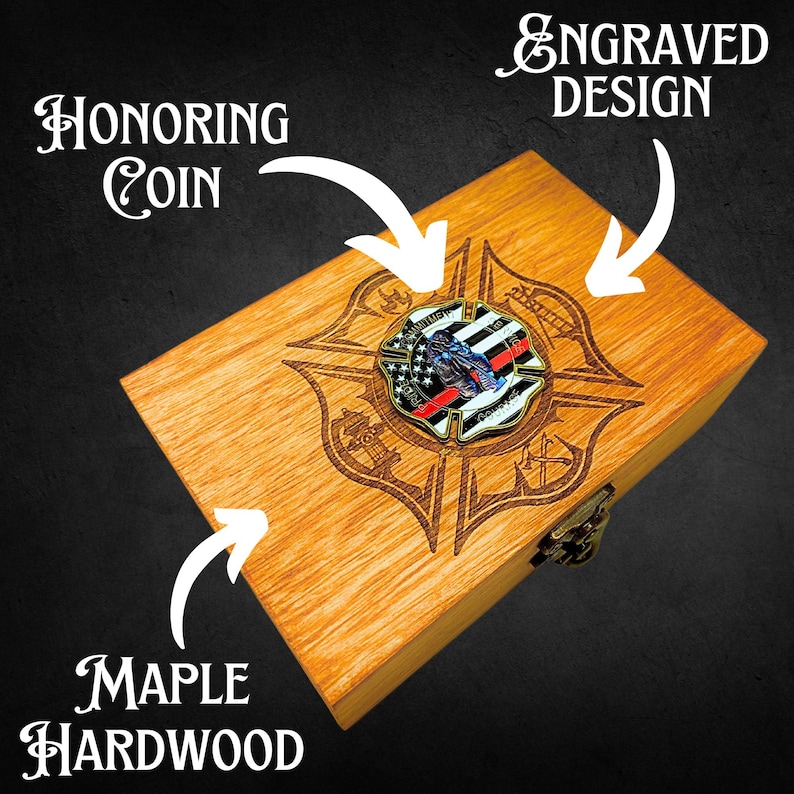 K&ouml;nnte beinhalten: Eine Holzkiste mit einem gravierten Design eines Feuerwehrkreuzes. Die Kiste ist aus Ahornholz gefertigt und dazu bestimmt, eine Gedenkm&uuml;nze aufzunehmen. Der Text "Honoring Coin" und "Engraved Design" ist auf dem Bild zu sehen.