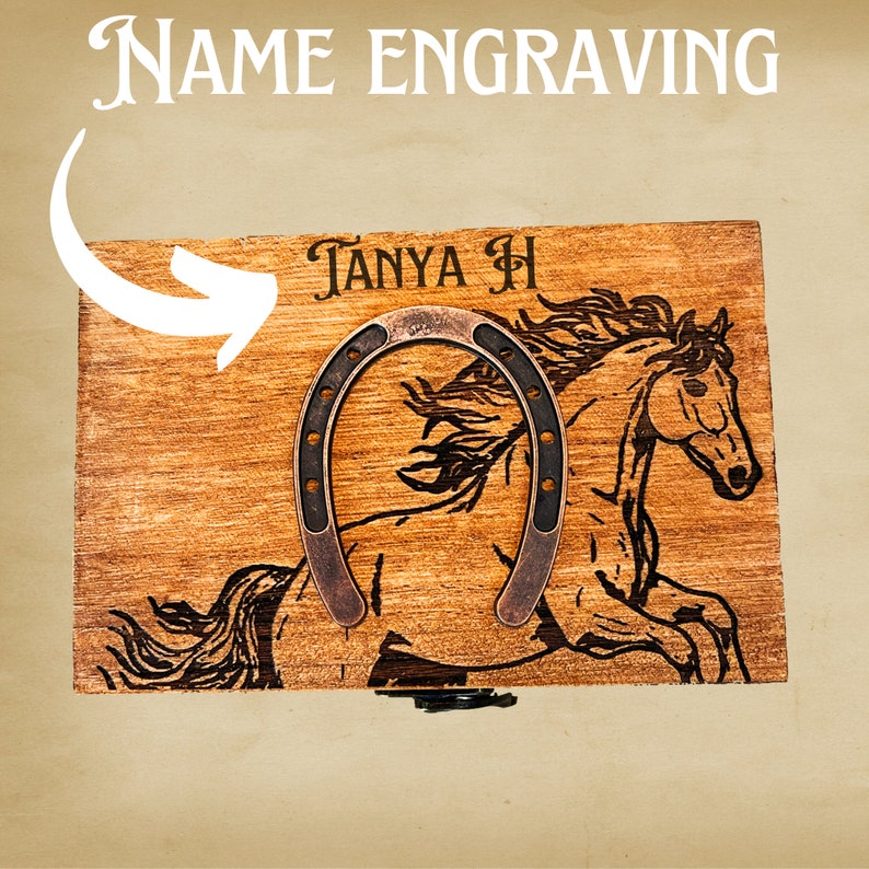 Pu&ograve; includere: Una scatola di legno con un ferro di cavallo e un cavallo al galoppo incisi sul coperchio. La scatola &egrave; personalizzata con il nome "Tanya H".