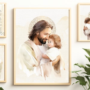 Puede incluir: Una pintura de acuarela de Jesús sosteniendo a un niño. La pintura está en tonos suaves y apagados de beige, marrón y dorado. El niño está mirando a Jesús con una expresión dulce. La pintura está enmarcada en un marco de madera claro.