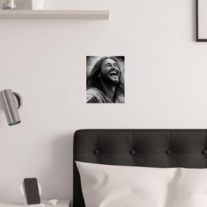 Impresión artística de Cristo sonriente: Retrato de Jesús alegre para decoración del hogar - Pósteres satinados (210 g/m²) imagen 2