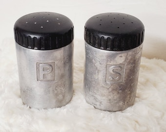 Set of 2 REED Silver Aluminum 3-1/2" Salt & Pepper Shakers w/ Black Lids 1940's made in Houston, Texas