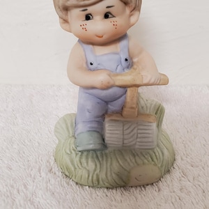 Vintage porseleinen biscuitfiguur van 4,5" JONGEN met scooter en overall