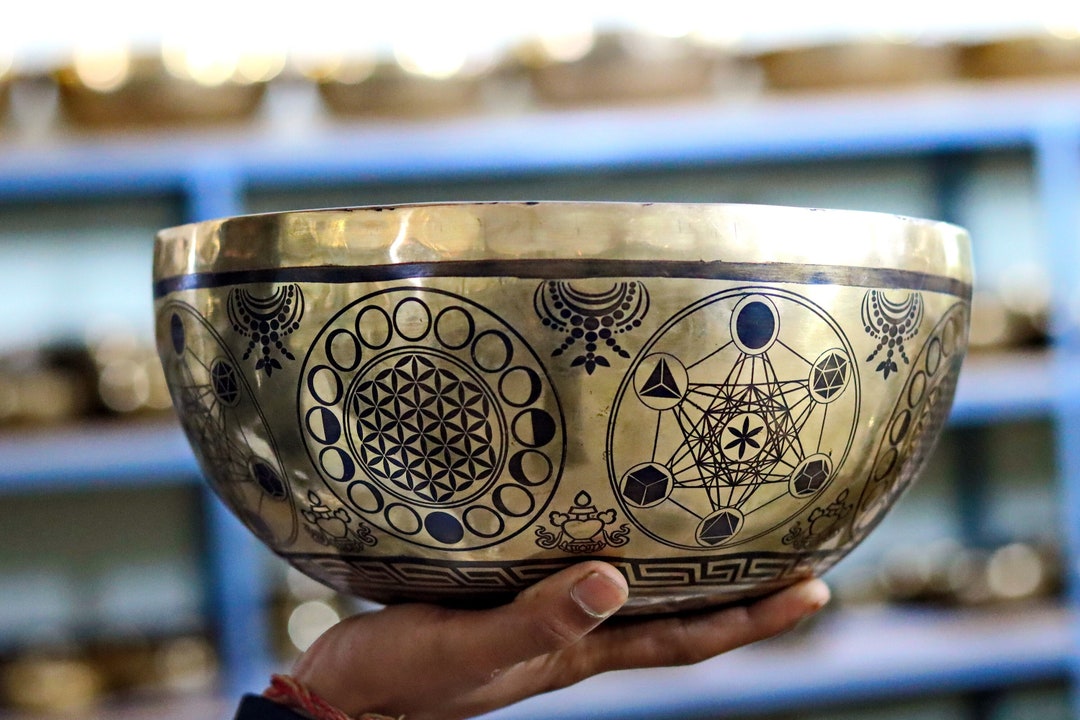 7インチチャクラ彫刻シンギングボウル：ヒマラヤヒーリングボウル
