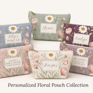 Puede incluir: Una colección de seis estuches con cremallera en varios colores, incluyendo azul, verde salvia, morado oscuro, rosa claro, crema y malva. Cada estuche presenta un estampado floral con margaritas y flores rosas, una cremallera dorada y una etiqueta.