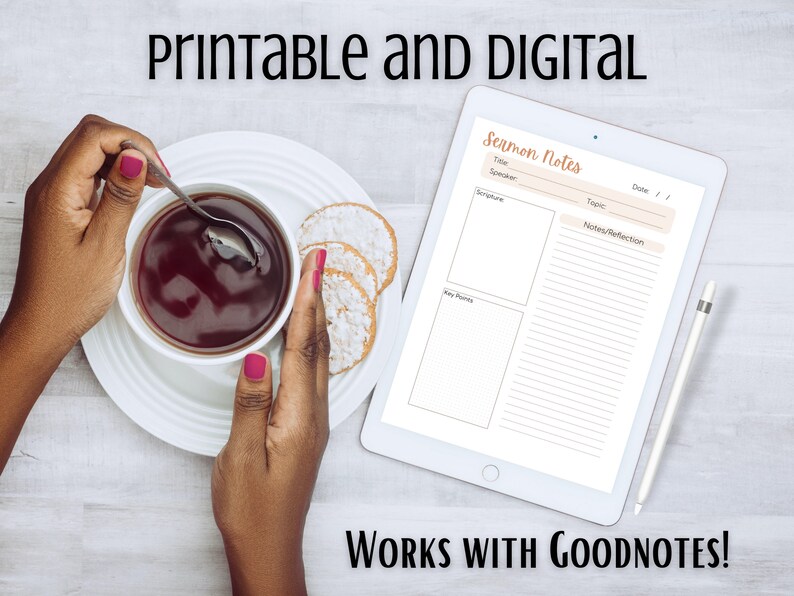 K&ouml;nnte beinhalten: Druckbare und digitale Predigtnotizen-Vorlage auf einem Tablet mit wei&szlig;em Hintergrund. Die Vorlage enth&auml;lt Abschnitte f&uuml;r Titel, Sprecher, Schrift, Thema, wichtige Punkte und Notizen/Reflexionen. Der Text "WORKS WITH GOODNOTES!" wird unter dem Tablet angezeigt.