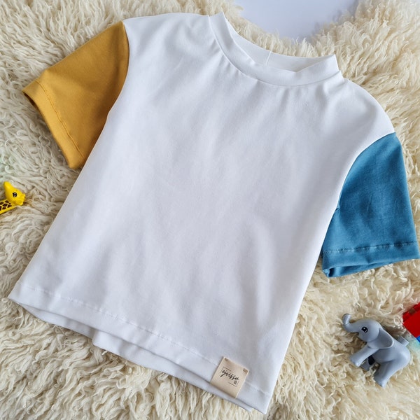 T-Shirt im coolen Oversize-Look für Babys und Kleinkinder mit Colour Blocking Ärmeln aus weichem Jersey