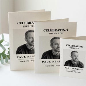 Könnte beinhalten: Drei cremefarbene Trauerprogrammhefte in verschiedenen Größen, die aufrecht stehen. Jedes zeigt den schwarzen Text CELEBRATING THE LIFE OF, den Namen PAUL PEARSON, Daten und ein schwarz-weißes Porträt eines Mannes in einem Pullover.