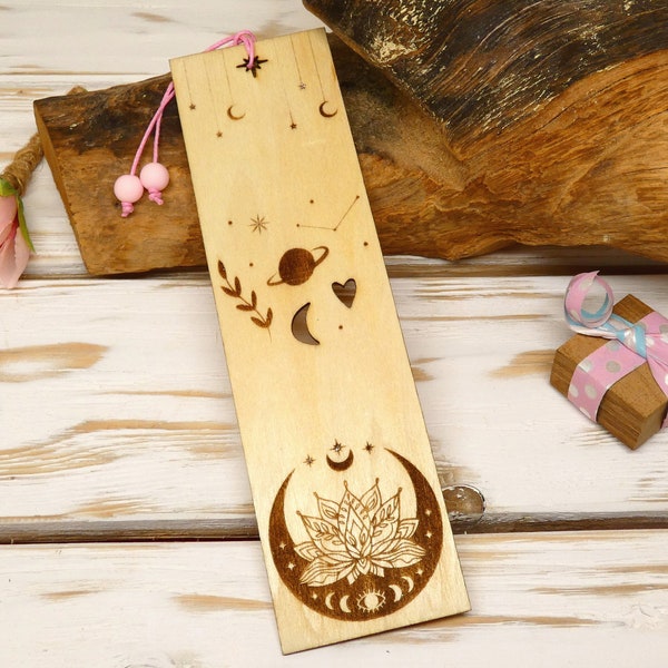 Lotusblüten-Lesezeichen aus Holz – personalisiertes Lesezeichen – Holz-Lesezeichen – Zen-Yoga-Geschenk – Mondphasen – Sterne – Planeten – ausgehöhltes Herz