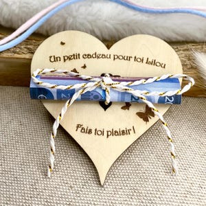 Porte-billet personnalisé cœur bois – Carte cadeau originale prénom – Support billet anniversaire, félicitations, diplôme, Noël, communion.