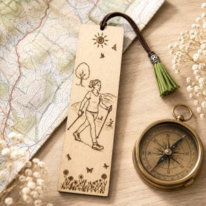 Personalized wooden hiking bookmark – Gift for Nordic walking enthusiasts, hikers, and nature lovers – Engraved name