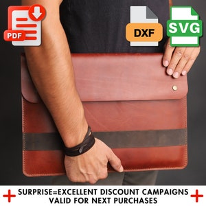 Puede incluir: Una persona sosteniendo una funda para portátil de cuero marrón con una franja negra. La funda tiene una solapa con un botón de latón. La imagen incluye iconos para los formatos de archivo PDF, DXF y SVG.