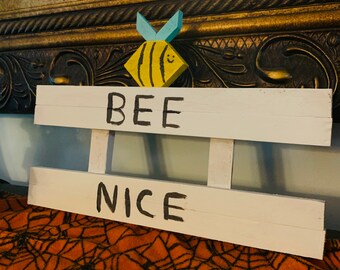 Signo de abeja de madera hecho a mano de paletas recuperadas, rústico, decoración de estantería, decoración de pared, decoración de abeja melífera, signo de abeja, abeja de madera