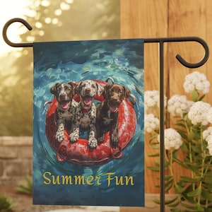 Puede incluir: Tres cachorros adorables, dos con manchas blancas y negras y uno marrón, flotan en un salvavidas rojo en una piscina azul. El texto "Summer Fun" está escrito en amarillo en la parte inferior de la imagen.