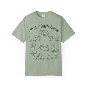 Camiseta "Eu Prefiro Dachshunds", Camiseta Comfort Colors para Cães, Camiseta com Poses Fofas de Dachshund, Presente Divertido para Mãe de Dachshund, Roupa Minimalista para Cães imagem 8