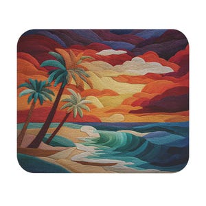 Puede incluir: Escena de playa bordada con palmeras, olas del océano y una puesta de sol. La obra de arte utiliza colores naranja, amarillo, azul y verde para representar el cielo, el agua y la arena. El diseño es de forma cuadrada con esquinas redondeadas.