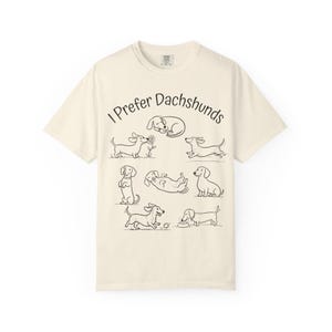 Camiseta "Eu Prefiro Dachshunds", Camiseta Comfort Colors para Cães, Camiseta com Poses Fofas de Dachshund, Presente Divertido para Mãe de Dachshund, Roupa Minimalista para Cães imagem 7