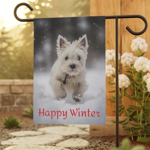 Peut inclure: Un drapeau de jardin avec un chiot West Highland Terrier blanc courant dans la neige. Le drapeau porte l'inscription "Happy Winter" en rouge. Le drapeau est affiché sur un support en métal noir.