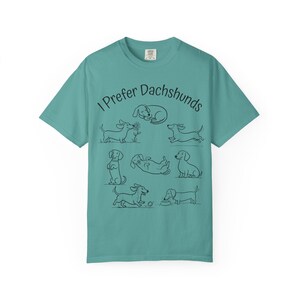 Camiseta "Eu Prefiro Dachshunds", Camiseta Comfort Colors para Cães, Camiseta com Poses Fofas de Dachshund, Presente Divertido para Mãe de Dachshund, Roupa Minimalista para Cães imagem 9