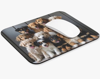 Puede incluir: Un grupo de cachorros adorables de diferentes razas y colores están acurrucados juntos, mirando a la cámara con expresiones curiosas. Los cachorros están sentados en una superficie gris, y un ratón de ordenador blanco es visible en el fondo.