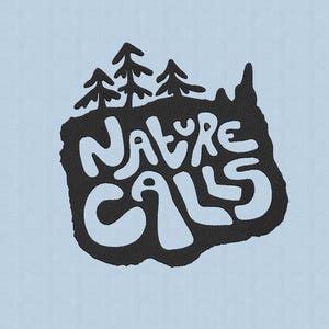 Könnte beinhalten: Hellblauer Hintergrund mit einer schwarzen Grafik mit der Aufschrift "NATURE CALLS". Die Grafik zeigt drei stilisierte Kiefern auf einer dunklen, strukturierten Form. Der Text ist in einer fetten, abgerundeten Schriftart gehalten.