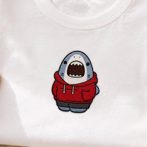 Disegno di ricamo di uno squalo con cappuccio – Motivo animale da streetwear (file digitale) immagine 2