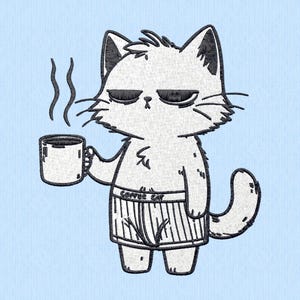 Op de afbeelding: Een cartoonillustratie van een witte kat die ondergoed draagt met de tekst "Coffee Cat" en een kopje koffie vasthoudt. De kat heeft een chagrijnige uitdrukking.