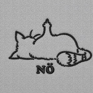 Op de afbeelding: Lichtgrijze stof met een zwart geborduurd ontwerp van een kat die op haar rug ligt met een poot omhoog. Het woord "NÖ" is onder de kat geborduurd.