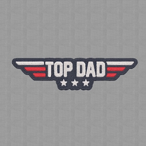 Può includere: Toppa ricamata con la scritta "TOP DAD" in bianco, blu navy e rosso. Il design include ali e tre stelle bianche, su sfondo grigio.