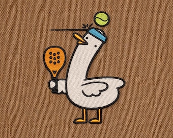 Diseño de bordado de ganso jugando pickleball divertido, patrón de puntada de animales deportivos de dibujos animados
