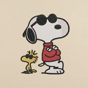 Könnte beinhalten: Gesticktes Bild von Snoopy mit Sonnenbrille und rotem Pullover, neben Woodstock, der ebenfalls eine Sonnenbrille trägt. Die Figuren befinden sich auf cremefarbenem Hintergrund. Das Bild ist im Cartoon-Stil gehalten.