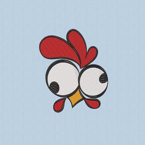 Puede incluir: Cabeza de gallo de dibujos animados bordada con ojos grandes y expresivos y una cresta roja. El gallo tiene un pico amarillo y barbillas rojas, sobre un fondo azul claro. El diseño es probablemente para un parche o aplique.