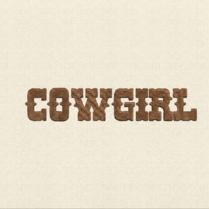Könnte beinhalten: Das Wort "COWGIRL" in brauner, strukturierter Schrift auf cremefarbenem Hintergrund. Die Schriftart hat einen Western-Stil mit einem leicht verwitterten Aussehen, was auf eine Vintage- oder rustikale Ästhetik hindeutet.