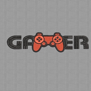 Puede incluir: Diseño bordado con la palabra "GAMER" en negro, incorporando un mando naranja y negro en las letras. El diseño está sobre un fondo gris, ideal para ropa o accesorios.
