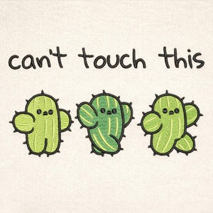 Puede incluir: Obra de arte bordada con tres cactus de dibujos animados con caras tristes. Los cactus son verdes con contornos y espinas negras. La frase "can't touch this" está bordada en negro sobre los cactus.