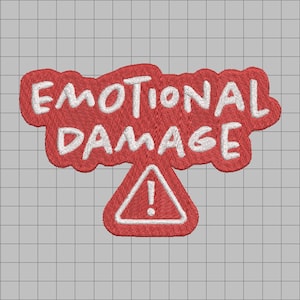 Può includere: Toppa ricamata rossa con le parole "EMOTIONAL DAMAGE" in bianco. Un triangolo bianco con un punto esclamativo è sotto il testo. Un accessorio divertente e originale per personalizzare i capi.