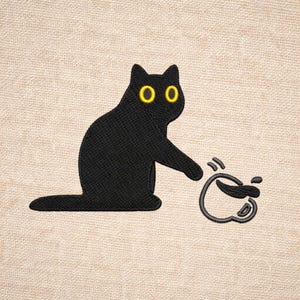 Borduurontwerp grappige zwarte kat gemorste koffie (digitaal bestand)