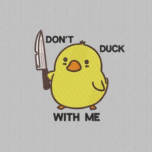 Peut inclure: Un écusson brodé représentant un caneton jaune rond avec un bec orange et de petits yeux noirs. Le caneton tient un couteau argenté avec un manche marron. Le texte noir au-dessus et en dessous du caneton indique DON'T DUCK WITH ME.