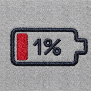 Könnte beinhalten: Gesticktes Design eines Akku-Symbols mit dem Text "1%" auf grauem Stoff. Der Batterieumriss und der Text sind dunkelblau, mit einem roten Balken, der einen niedrigen Ladestand anzeigt.
