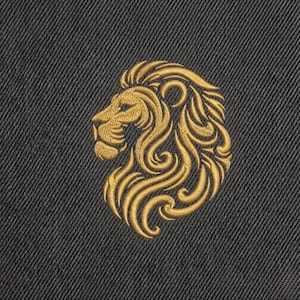 Puede incluir: Diseño de cabeza de león bordada en oro sobre tela gris oscuro. La melena y los rasgos faciales del león están intrincadamente detallados, creando una apariencia regia y ornamentada. El bordado es probablemente para ropa o decoración del hogar.