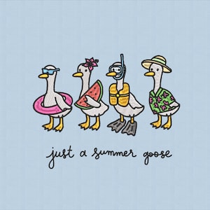 Könnte beinhalten: Gesticktes Design mit vier Cartoon-Gänsen, jede mit Sommeraccessoires. Eine trägt eine Sonnenbrille und einen rosa Schwimmring, eine andere hält Wassermelone, eine dritte hat Schnorchel und Flossen, und die letzte trägt einen Hut und ein Hawaiihemd. Der Text lautet "just a summer goose."