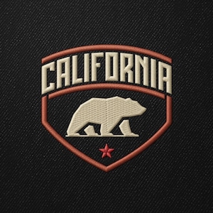 以下が含まれることがあります： 「CALIFORNIA」の文字と熊のシルエットが刺繍されたパッチ。赤い星と、赤とベージュのシールドフレームが特徴です。黒いテクスチャード加工の背景にデザインされています。衣類やアクセサリーに最適です。
