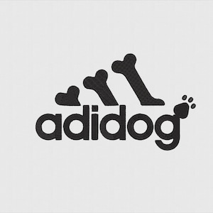 Puede incluir: Logotipo en blanco y negro con el texto "adidog", tres formas de hueso y una huella de pata. Las formas de hueso están dispuestas de forma similar al logotipo de una conocida marca deportiva. El logotipo está sobre un fondo blanco.