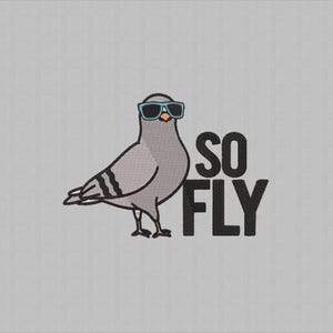 Könnte beinhalten: Cartoon-Illustration einer grauen Taube mit blauer Sonnenbrille. Die Taube steht mit dem Text "SO FLY" in schwarzen Buchstaben daneben. Der Hintergrund ist hellgrau.