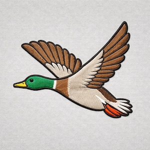 Wzór haftu kaczki krzyżówki: realistyczny ptak w locie (pobranie cyfrowe)