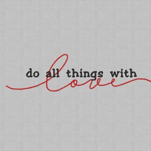 Puede incluir: Un diseño de bordado que presenta el texto negro "do all things with" en una fuente sans-serif estándar, superpuesto a la palabra "love" escrita en una letra cursiva roja fluida que subraya la frase sobre un fondo de tela gris claro.