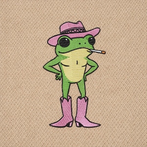 Peut inclure: Écusson brodé représentant une grenouille verte portant un chapeau et des bottes roses, avec une cigarette à la bouche. La grenouille a les mains sur les hanches, sur fond beige.