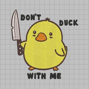 Puede incluir: Pollito amarillo bordado sosteniendo un cuchillo con el texto "DON'T DUCK WITH ME" en negro. El pollito tiene pico y patas naranjas, y el fondo es una cuadrícula gris claro.