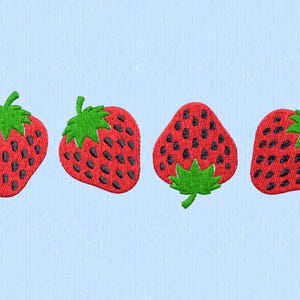 Könnte beinhalten: Vier gestickte Erdbeeren auf hellblauem Hintergrund. Jede Erdbeere ist rot mit schwarzen Kernen und grünen Blättern.